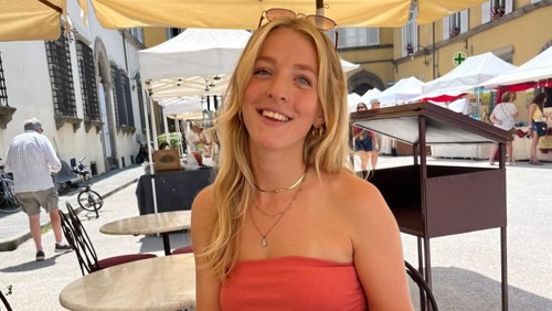 Jonge vrouw op het terras Jonge vrouw op het terras