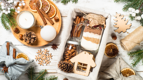 Een tafel vol kerstspullen Een tafel vol kerstspullen