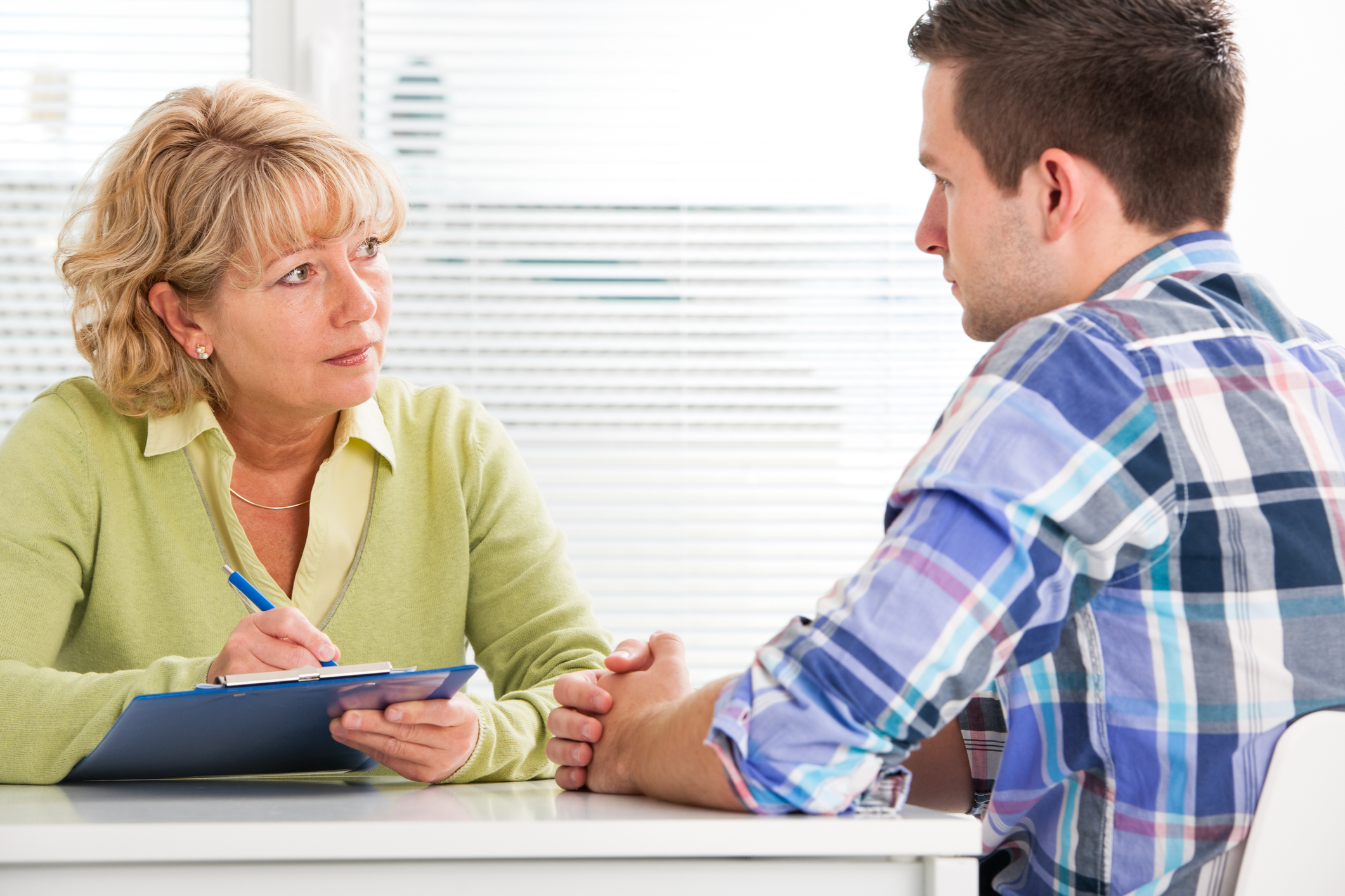 Man en vrouw in gesprek op werk