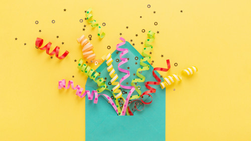 Blauwe envelop met gekleurde confetti motivational poster Blauwe envelop met gekleurde confetti motivational poster