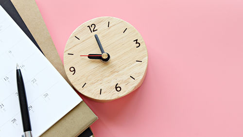 Klok op bureau Klok op bureau