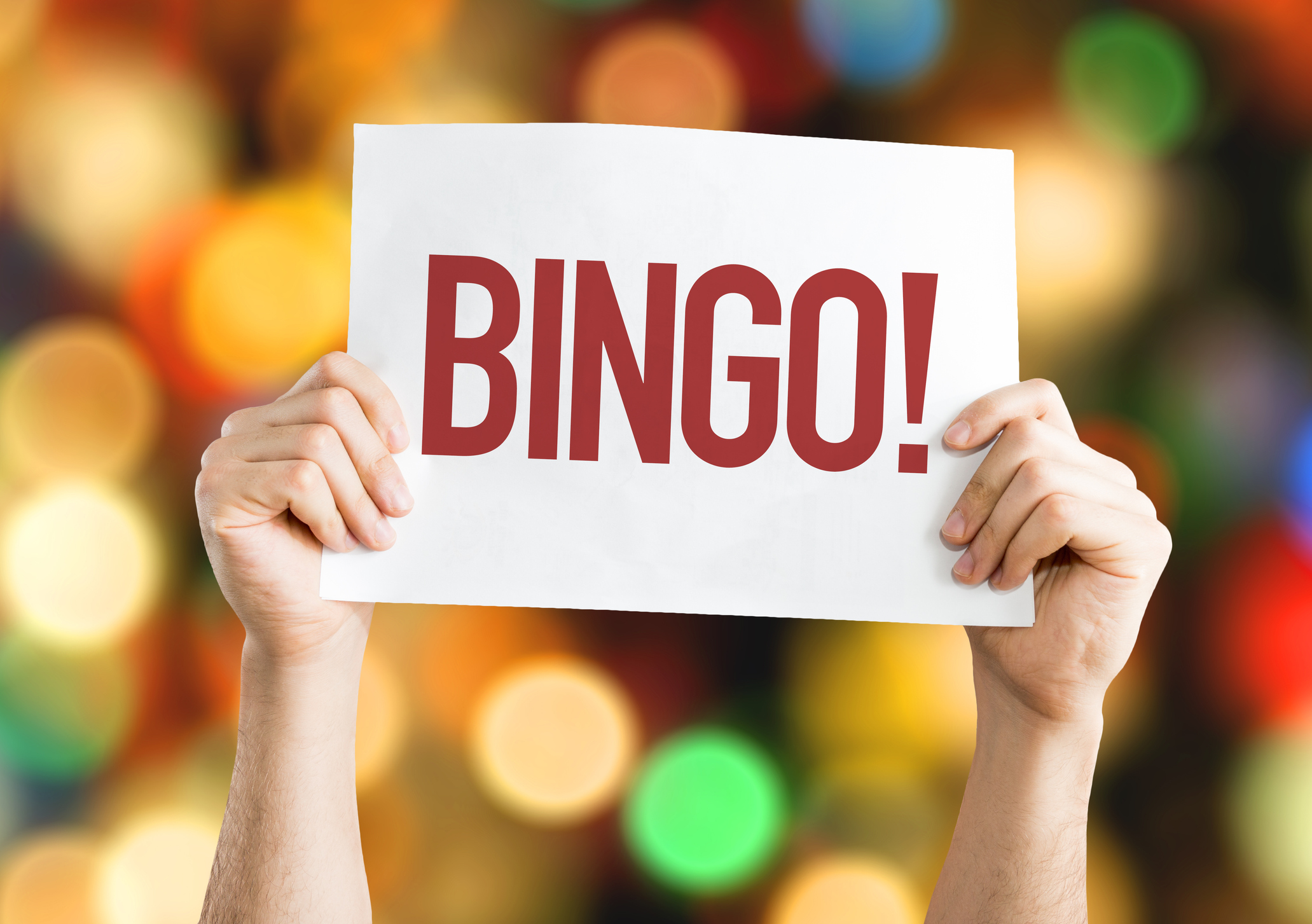 Twee handen houden papier vast met de tekst 'Bingo!'