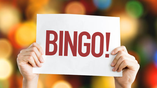 Twee handen houden papier vast met de tekst 'Bingo!' Twee handen houden papier vast met de tekst 'Bingo!'
