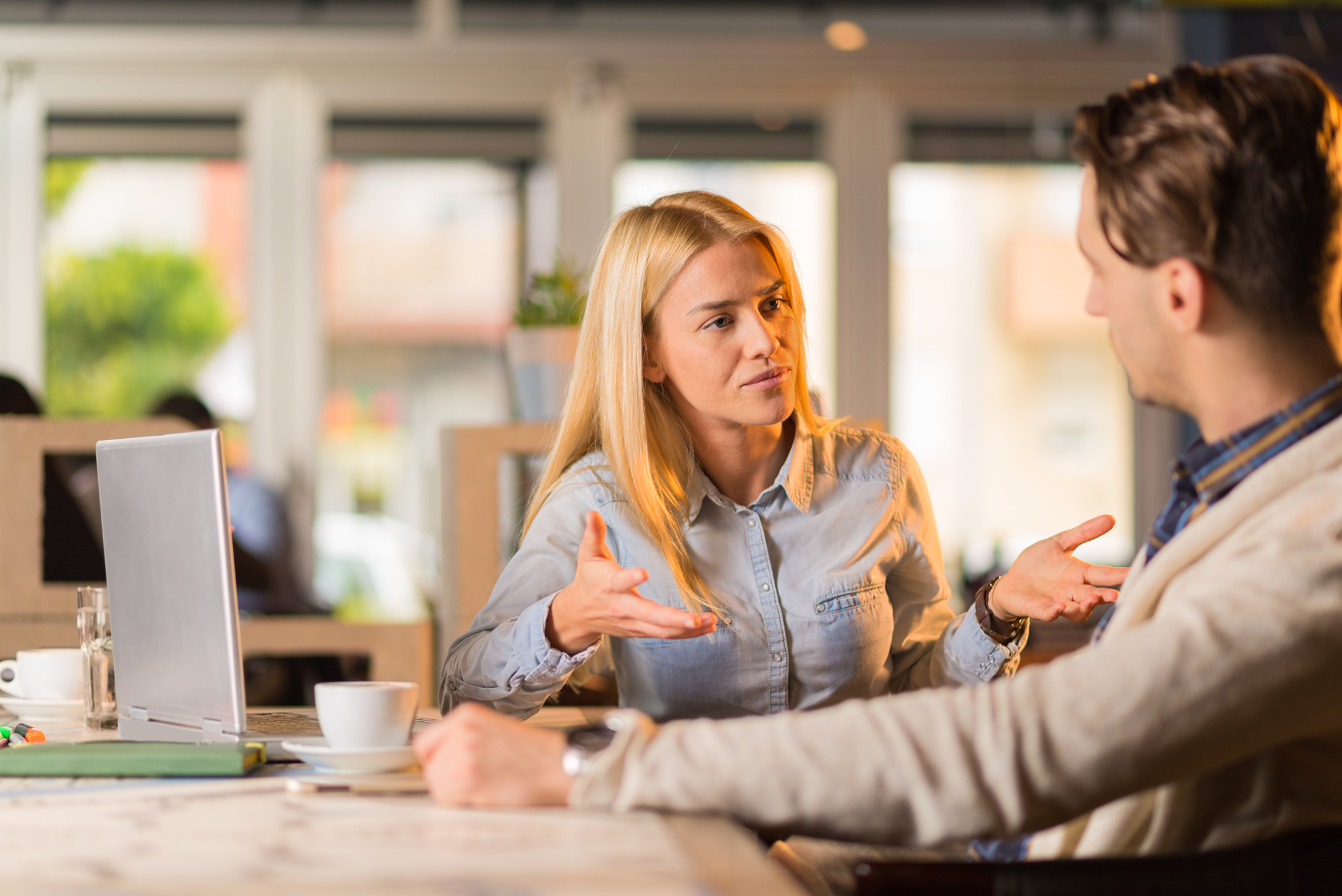 vrouw zegt nee tegen haar collega 