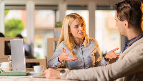 vrouw zegt nee tegen haar collega  vrouw zegt nee tegen haar collega