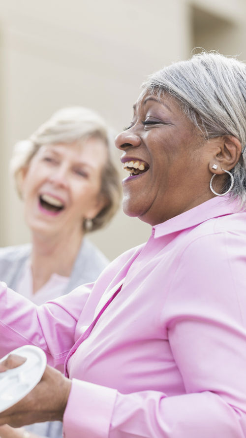 2 senioren dames schilderen lachend 2 senioren dames schilderen lachend